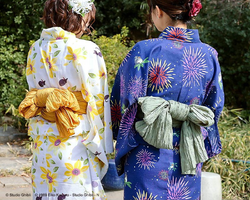 ジブリ公式ブランド どんぐり共和国 から浴衣が初登場 花火 トトロ 鉄線花 ジジ の和風デザインにキュンとする 1 2 ページ ねとらぼ