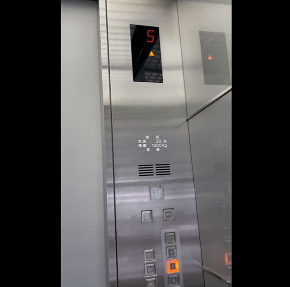 声優の山寺宏一さんが エレベーターの音声アナウンス を問い詰める おちゃめな動画投稿に 声出して笑った トグサを連想しました と大反響 1 2 ページ ねとらぼ