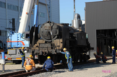 復元中の蒸気機関車
