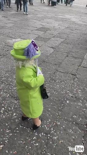 「Little Girl Dresses Like Queen Elizabeth || ViralHog」