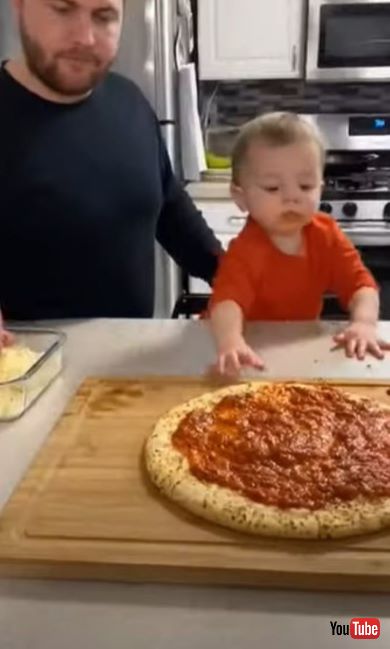 パパとピザ作りをする男の子