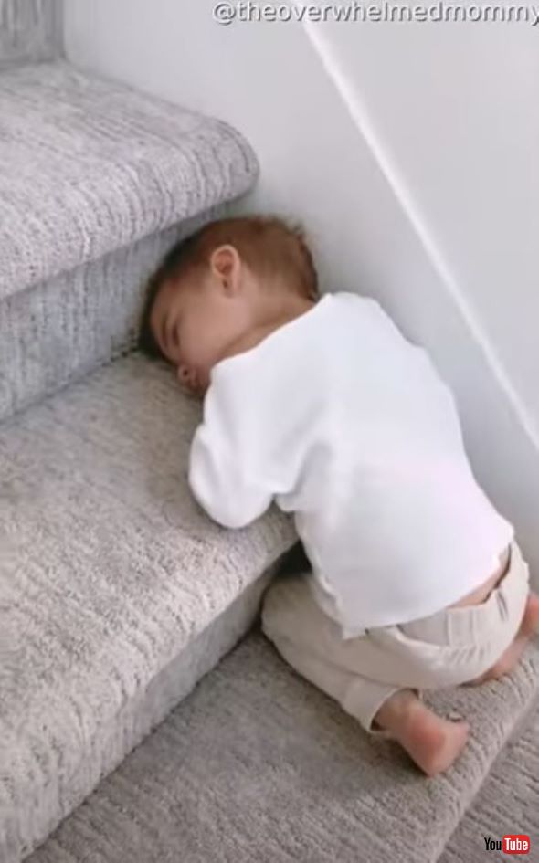 階段で眠ってしまった男の子