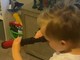 望遠鏡をのぞく4歳息子「ママ、棚の中に何かいるよ」→ごっこ遊びかと思ったら……　衝撃の展開にゾッとするけど笑っちゃう【米】