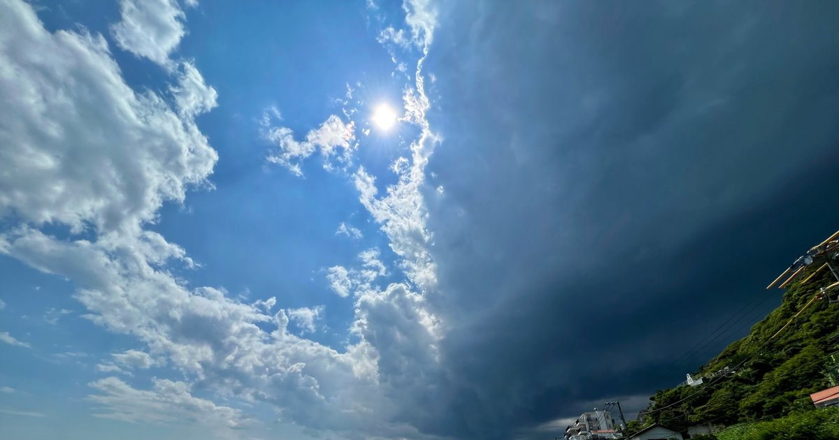 ヤバい雨がくるぞと分かってても足を止めてしまった光景 が圧巻 晴れた空が雨雲で真っ二つに 1 2 ページ ねとらぼ