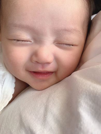 寝ながら笑う赤ちゃんがかわいい