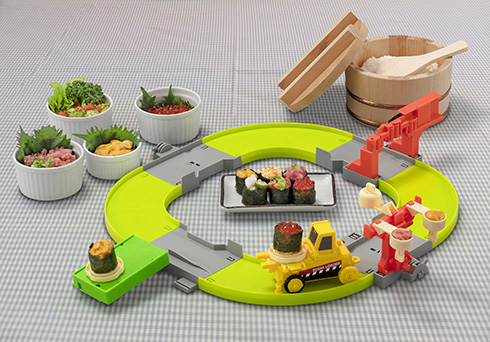レールを一周すると寿司が完成して回転寿司マシンにもなる　タカラトミーがクッキングトイ「のりまき工場」を発売