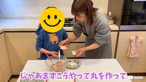 親子で料理をする小倉優子
