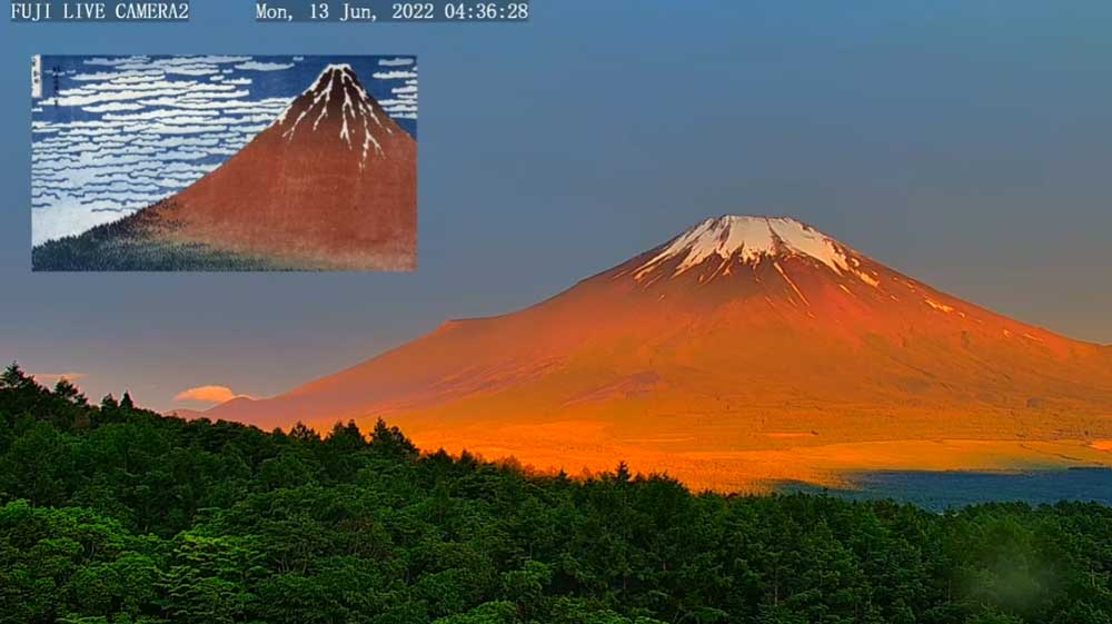 見事な「赤富士」を捉えた山中湖のライブカメラ映像に驚きと感動の声