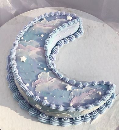空の移り変わりを描いた三日月型のケーキがかわいいクリームで表現した雲がすてき