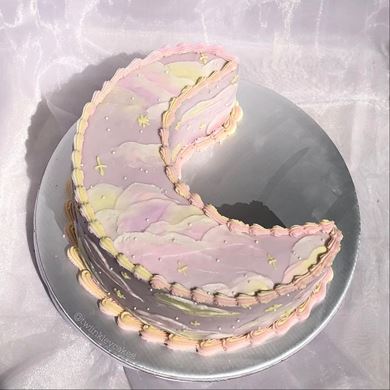空の移り変わりを描いた三日月型のケーキがかわいい