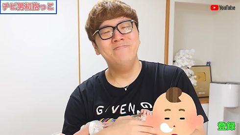 Masuoの子どもを抱っこするHIKAKIN