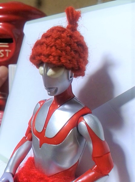 ウルトラマンの頭に手編みの帽子が こん人は赤が似合うね とおばあちゃんが手作り 1 2 ページ ねとらぼ