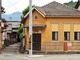 レトロ建築に目が留まる　三重県の集落に残る廃郵便局がそこだけ絵本の世界みたい