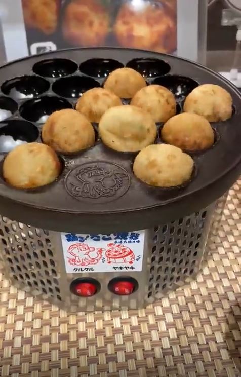 鉄板の上でたこ焼きが自動で回る！ 話題の「踊る！ たこ焼き器