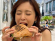 新婚の久慈暁子アナ、サンドイッチ頬張るおちゃめショットで帰国報告　薬指で光る指輪が「幸せそう」