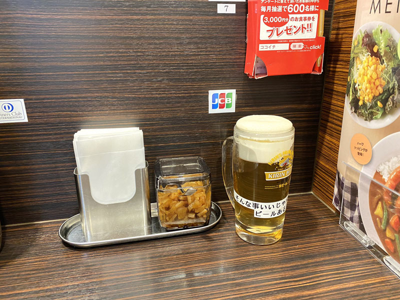 ココイチのカウンターに生ビールジョッキの食品サンプルが!? ある店舗