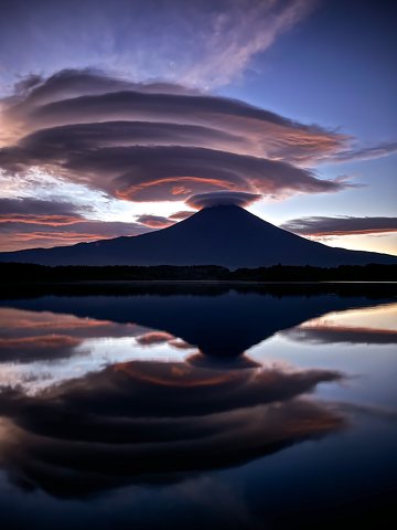 いや 凄すぎて言葉にならない 異世界 っぽい富士山の写真がバズる まさかのiphoneで撮影していた 1 2 ページ ねとらぼ
