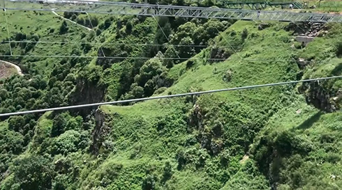ジョージアに新設されたダイヤモンド橋の空中自転車　映画「E.T.」の気分で眺められる絶景が素敵