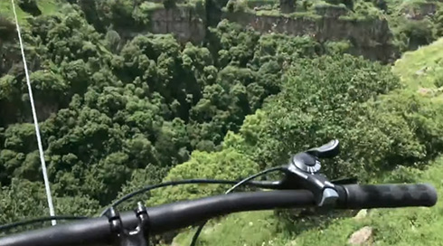 ジョージアに新設されたダイヤモンド橋の空中自転車　映画「E.T.」の気分で眺められる絶景が素敵