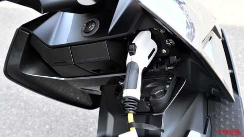 BMWの電動スクーター「CE04」を試乗チェック