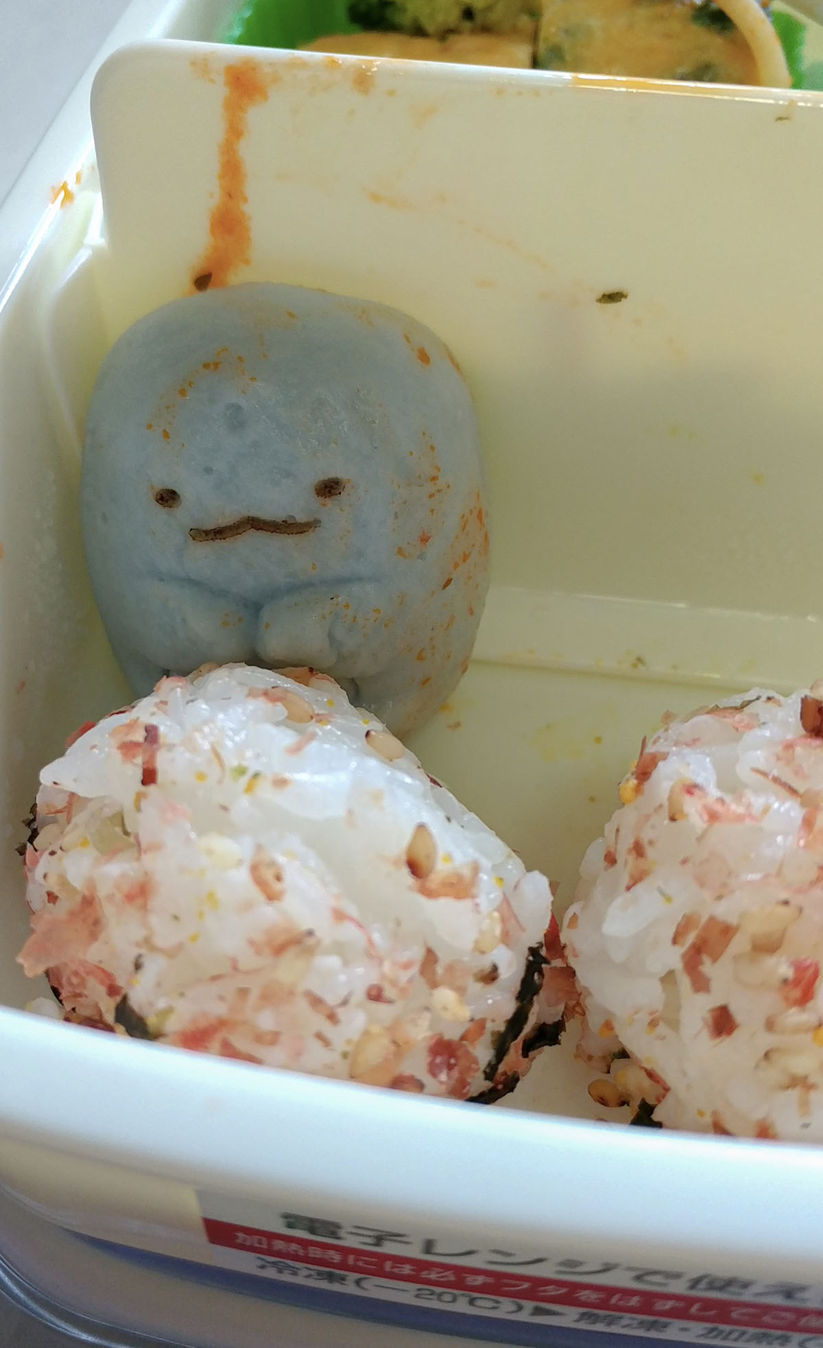 すみっコぐらしが返り血を 弁当箱で生まれた 事件現場 みたいな写真が話題に 1 2 ページ ねとらぼ