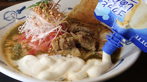 アイス「クーリッシュ」がラーメンのトッピングに！　「麺屋武蔵 武骨外伝」がコラボメニュー「クーリッシュ加冷麺」を提供開始