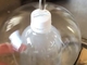 水道水とペットボトルを使ったふしぎな実験動画　「水のドーム」はなぜ大きくなる？　専門家に見解聞いた
