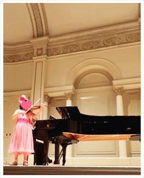 カーネギー・ホールでバイオリンを演奏する神田うのの娘