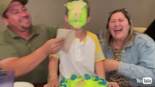 「Kid Smashes Face into Birthday Cake || ViralHog」