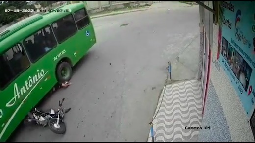 事故 海外 ブラジル バイク ライダー バス 頭から突っ込む