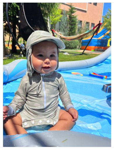滝川ロランさんの10カ月息子がプールを楽しむ