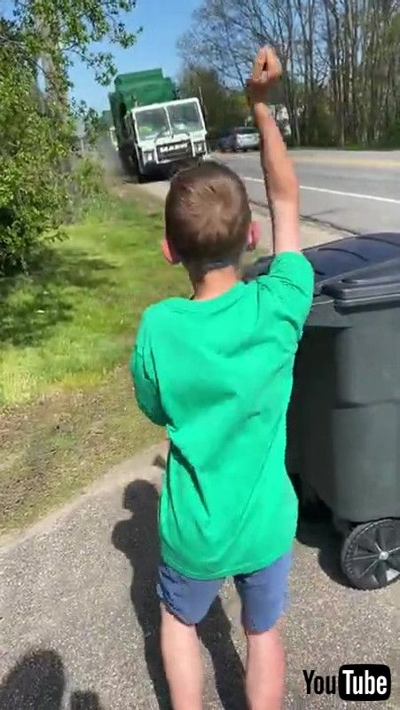 ごみ収集車が大好きな自閉症の男の子へ 作業員さんがサプライズプレゼント 飛び上がって大喜びする姿がかわいい 米 1 2 ページ ねとらぼ