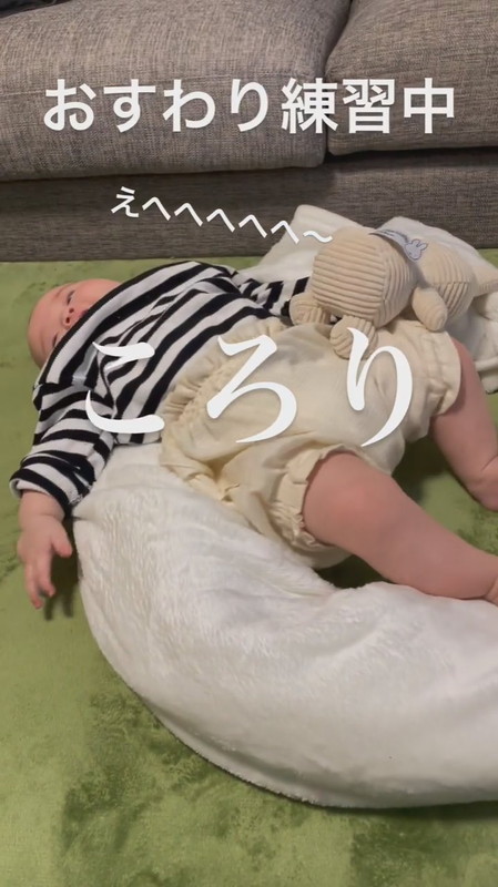 おすわり練習中の赤ちゃん ママと目があうと コロンッと転がる笑顔に かわいすぎる の声 1 2 ページ ねとらぼ