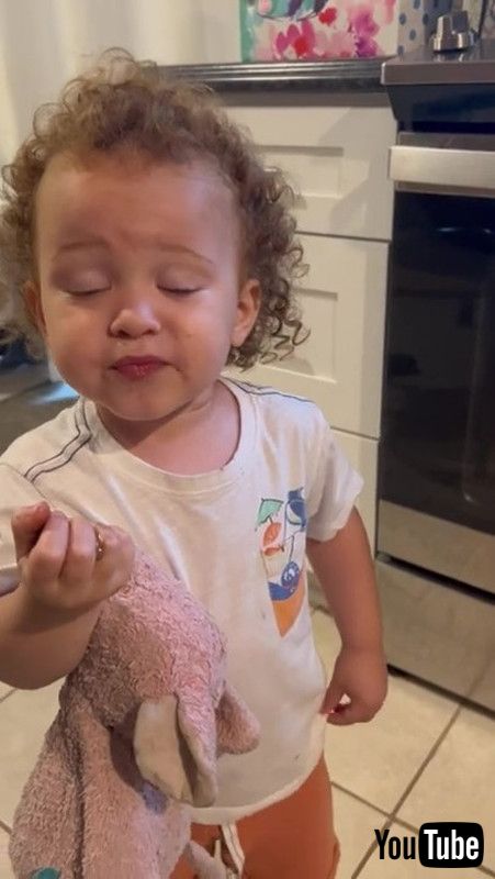 初めてチョコレートの匂いをかいだ男の子 白目をむいて大興奮 独特な喜びの表情に笑ってしまう 米 1 2 ページ ねとらぼ