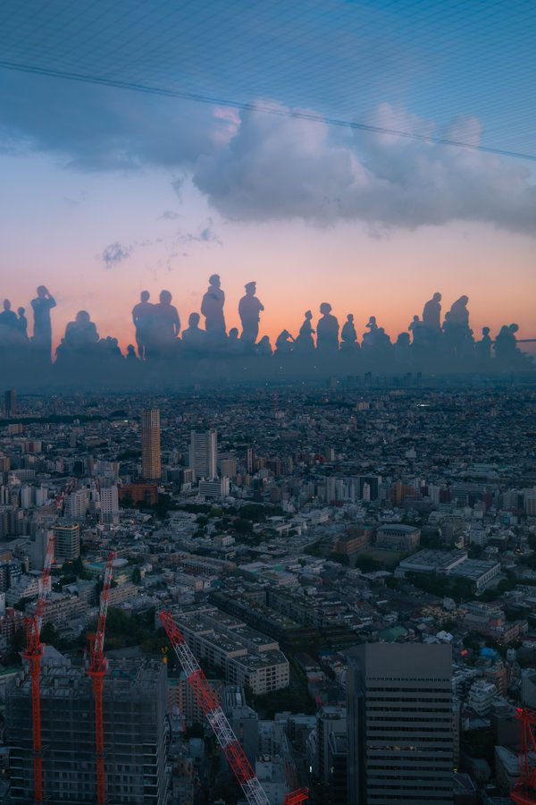 ビル群を見下ろす巨大な人影 ファンタジックな夕景の写真に 一瞬どうなってるのかと思った と驚きの声 1 2 ページ ねとらぼ