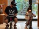 吉木りさ、2歳娘に“初めての自転車”をプレゼント　「パパとよーいドン」と夫・和田正人との2ショットも