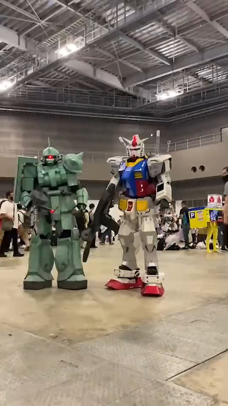 ザク＆ガンダム、ビッグサイトに立つ！ そして歩く！！ リアルなモビルスーツコスプレがコミケで注目（要約） - ねとらぼ