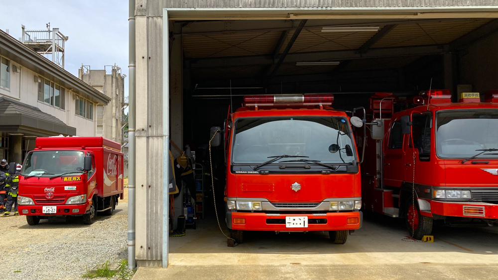 そっくりすぎ 消防車に擬態したコカ コーラのトラックが一瞬見分けがつかない 1 2 ページ ねとらぼ