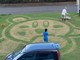 おじいちゃんの「芝刈りアート」がすごい！　芝生の上に大きくてかわいいカービィが完成