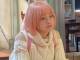 橋本環奈、ピンク髪＆ゆるふわオフショルニットでキュートさましまし「ものすごくかわいい」「天使」　主演映画オフショット