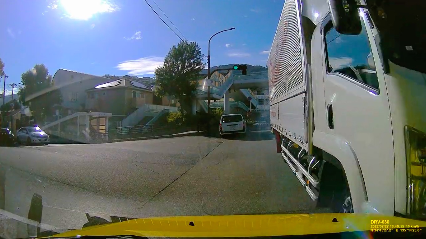 正面から突っ込んでくるトラックに どうすることもできなかった 恐ろしいドラレコ映像がtwitterで話題に 神戸市で起きた7台絡む交通事故 2 2 ページ ねとらぼ