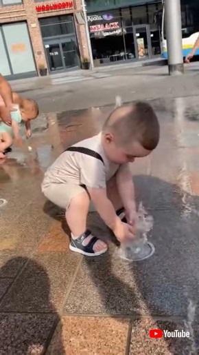 Toddler Surprised By Fountain || ViralHog