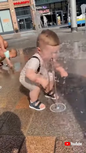 Toddler Surprised By Fountain || ViralHog