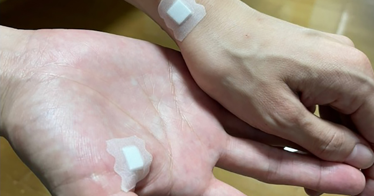 スマホ持つのも痛い 時東ぁみ ドケルバン病 ばね指悪化で日常生活に制限 両手の痛みを 我慢できず注射 1 2 ページ ねとらぼ