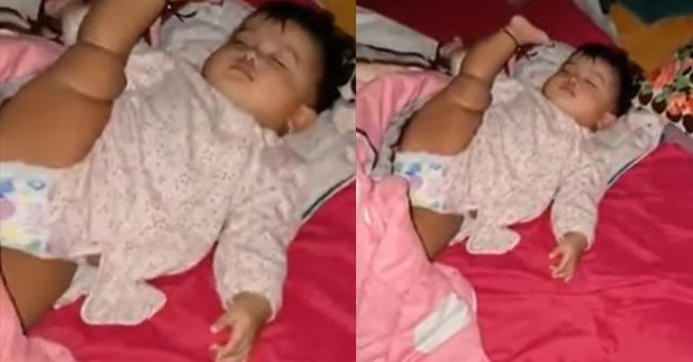 スヤスヤ眠る11カ月の赤ちゃんだけど 大人ではありえない面白い寝相に思わずクスッとしてしまう インドネシア 2 2 ページ ねとらぼ スヤスヤ眠る11カ月の赤ちゃんだけど 大人ではありえない面白い寝相に思わずクスッとしてしまう インドネシア 2 2 ページ ねとらぼ