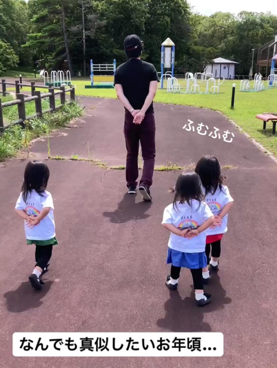 パパのまねっこがしたい2歳の三つ子女の子 おじいちゃん散歩スタイル な集団がカルガモの親子みたい 1 2 ページ ねとらぼ