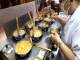 7つのコンロで親子丼を同時に料理!?　“渋谷の人気割烹料理屋の厨房”を映した動画に「火の通りを一定にできるのすごい」「おいしそう」
