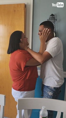 uGuy Sobs When he Reunites With His Mother After Years - 1360292v