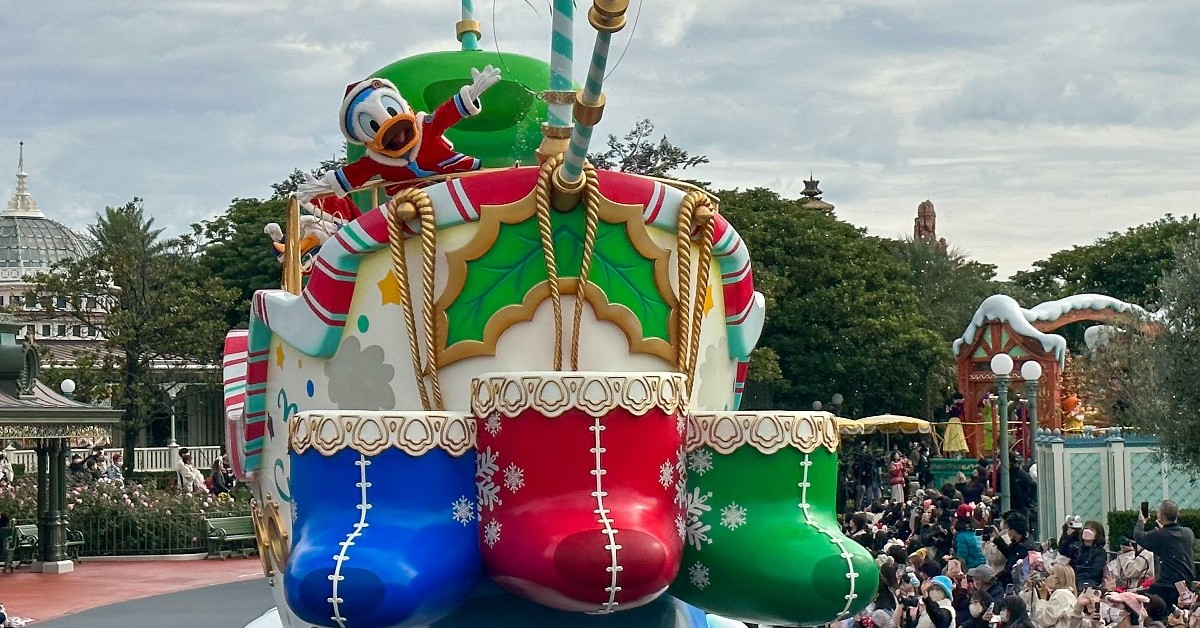 夢と魔法の王国に巨大クリスマスツリーが帰ってきた 東京ディズニーリゾートのクリスマス スペシャルなナイトエンターテインメントもやってくる 1 2 ページ ねとらぼ