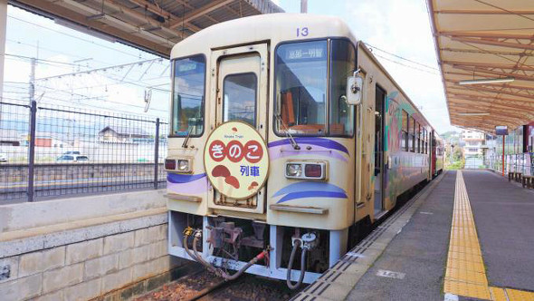 恵那駅で発車を待つ「きのこ列車」